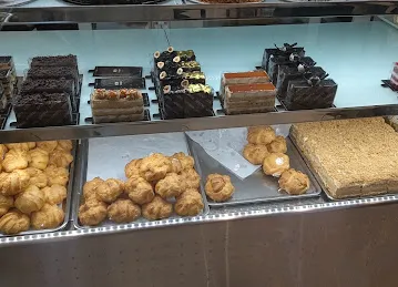 Afrina Sweets Dubai Almamzar حلويات افرينا الممزر