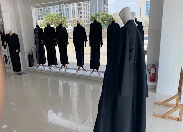 Al Muthanaqiba abaya