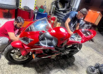 Al Tawoos motorcycle repairing
