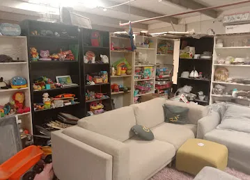 Alikhamis Used Furniture Trading LLC warehouse