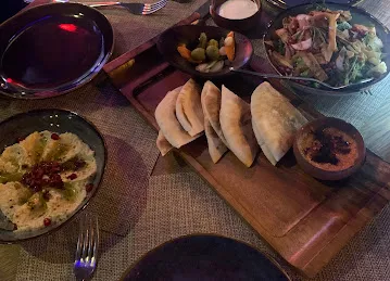 Bait Al Reef Restaurant & Café مطعم ومقهى بيت الريف