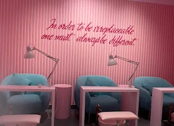 L&A nail room