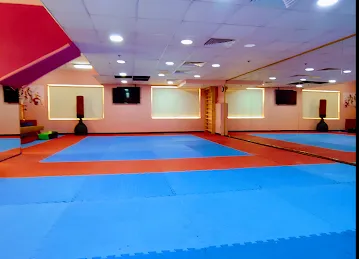 الرياضة للجميع . مركز الجزيرة الرياضي