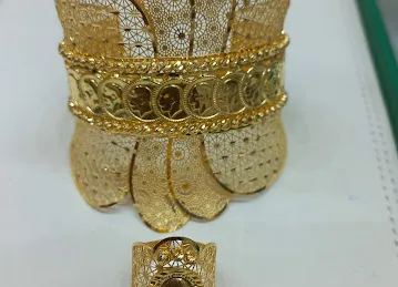 مجوهرات العقد الذهبي