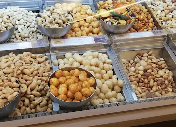 مكسرات الرفاعي - Al Rifai Nut Shop