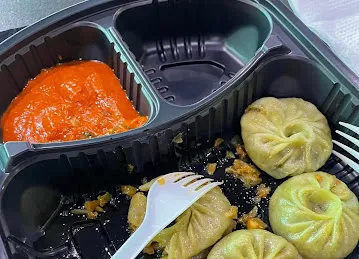 MR. Momos