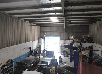 Muheet Al Akhdar Auto Maintenance Workshop
