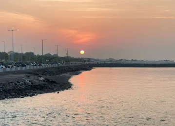 موقع صيد أسماك شاطئية Beach fishing pier
