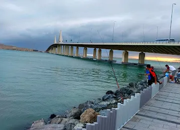 موقع صيد أسماك شاطئية Beach fishing pier