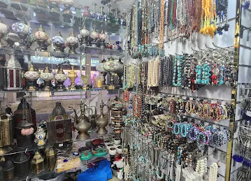 PERSEPOLIS KARAMA. CASHMERE AND SOUVENIRS