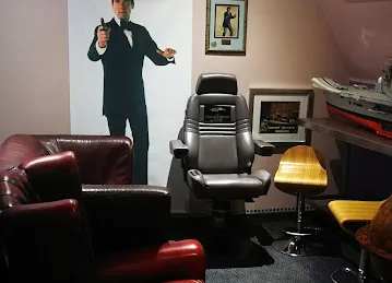 RED MOON GENTS SALOON