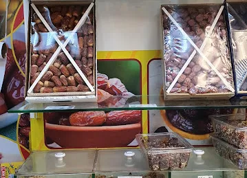 عاشق للتمور و المكسرات