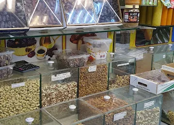 عاشق للتمور و المكسرات