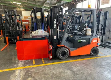 TOYOTA FORKLIFT WAREHOUSE EQUIPMENTS ABU DHABI-UAE