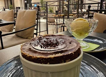 Un Dimanche à Paris - Dubai Hills Mall
