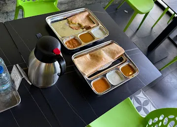 vegMe Restaurant - Hor Al Anz