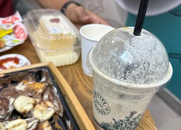 White mocha and koukh al shay jaddaf